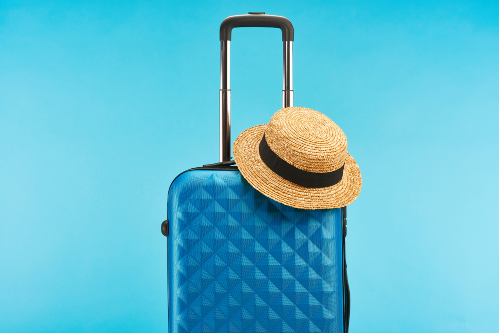 Blue,Colorful,Travel,Bag,With,Handle,And,Straw,Hat,Isolated